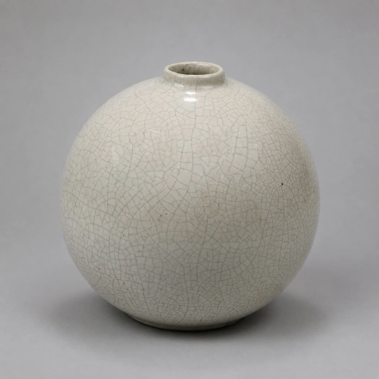 crackle_glazed_ceramic_vase_in_light_gray