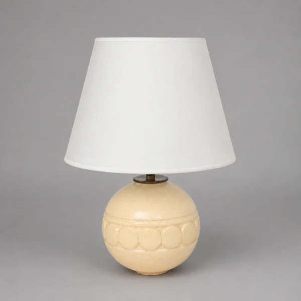 minimalist_beige_ceramic_table_lamp