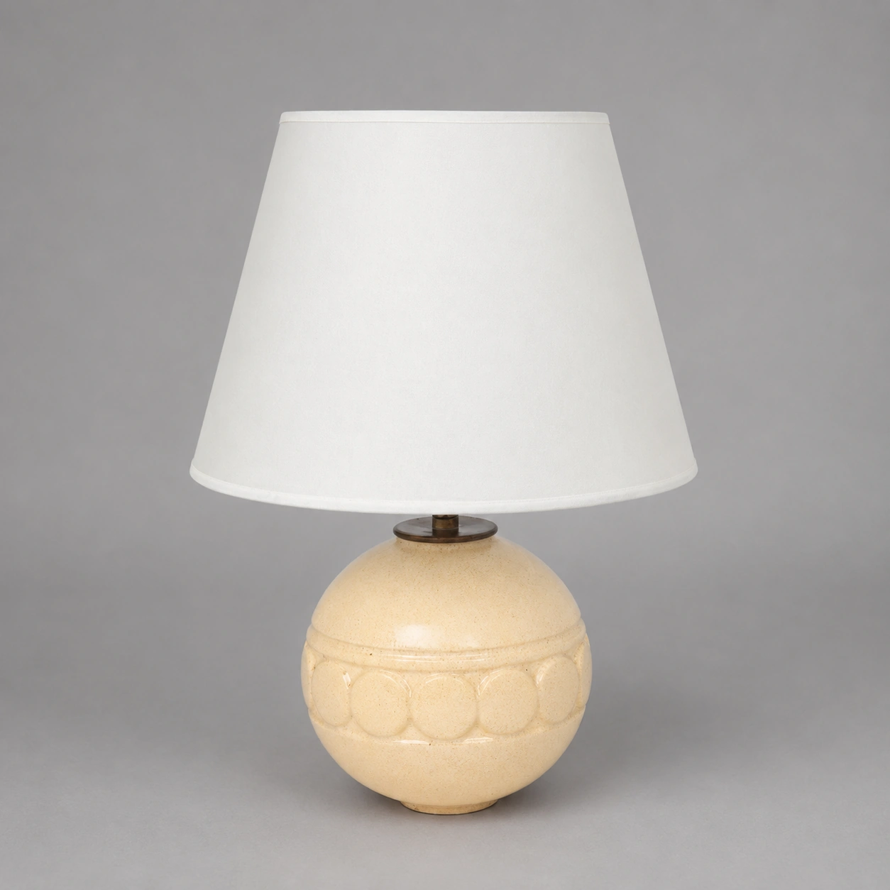 minimalist_beige_ceramic_table_lamp