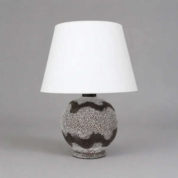 minimalist_table_lamp_on_neutral_background