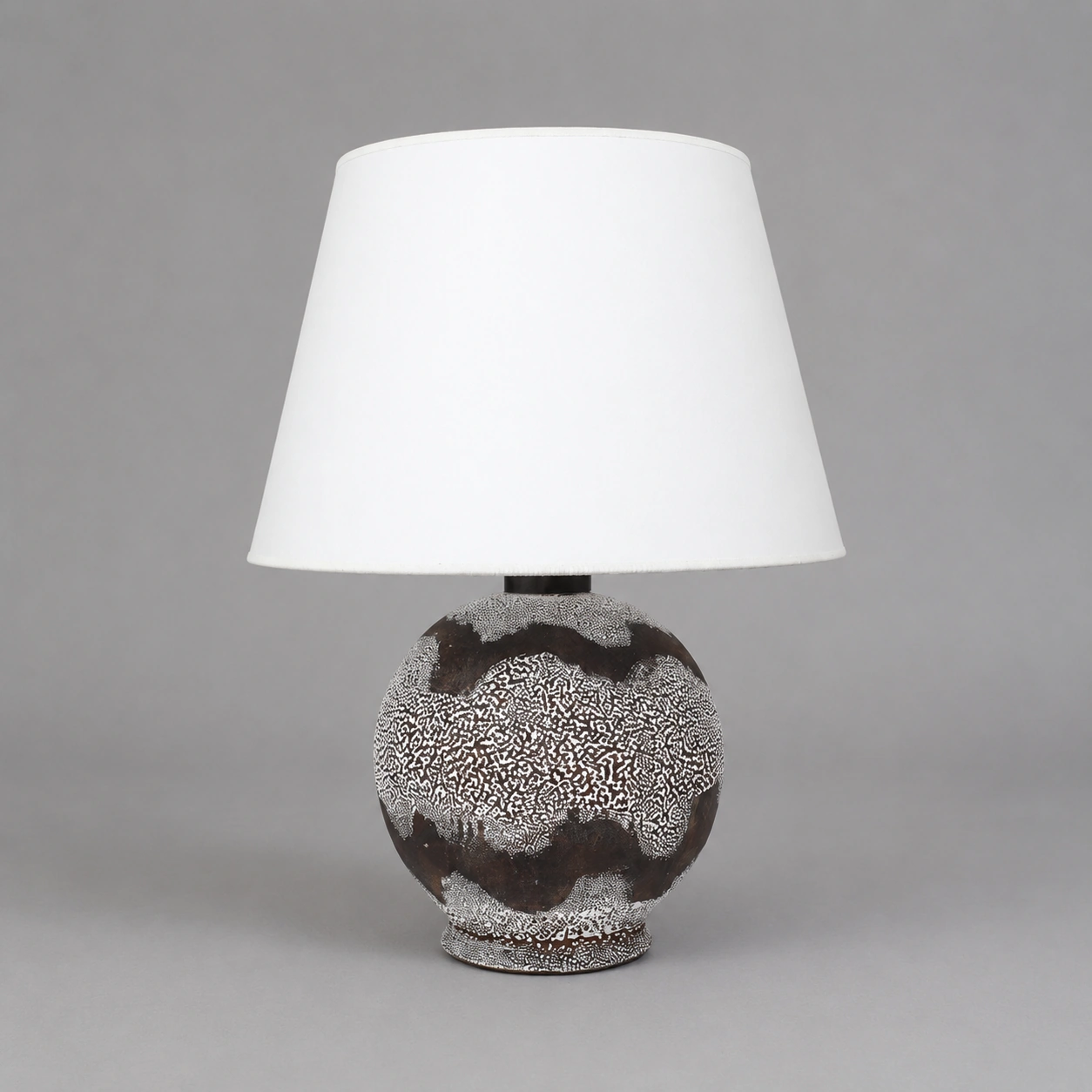 minimalist_table_lamp_on_neutral_background