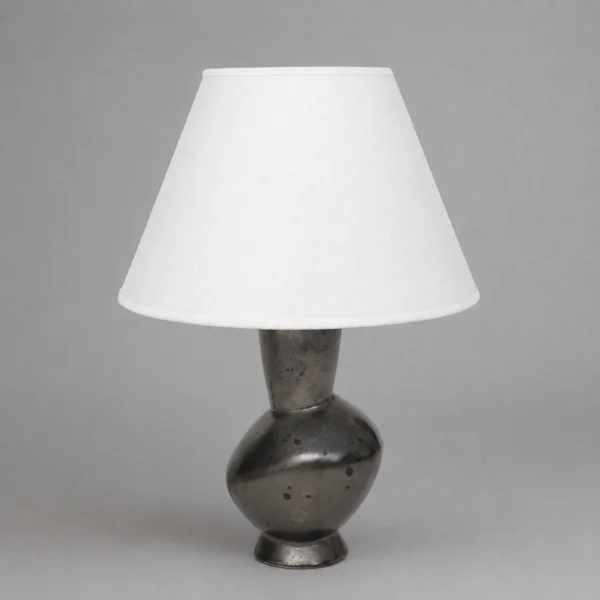minimalist_table_lamp_with_fabric_shade