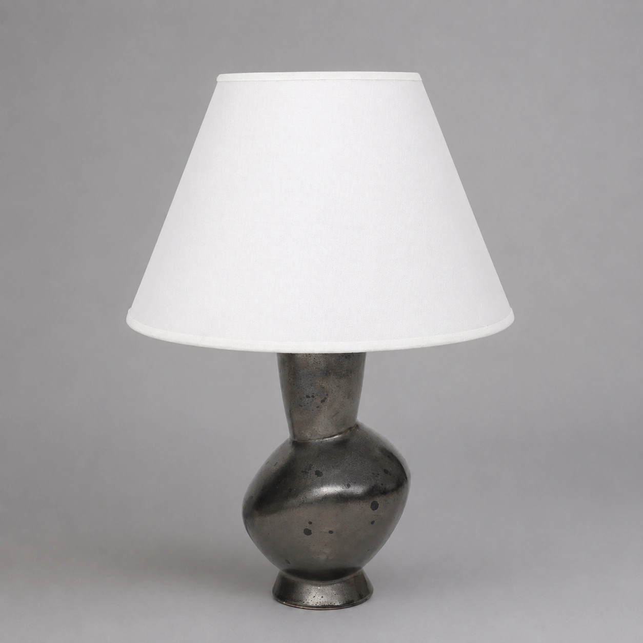 minimalist_table_lamp_with_fabric_shade