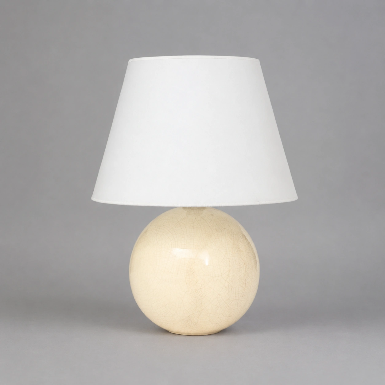 minimalist_table_lamp_with_ivory_base